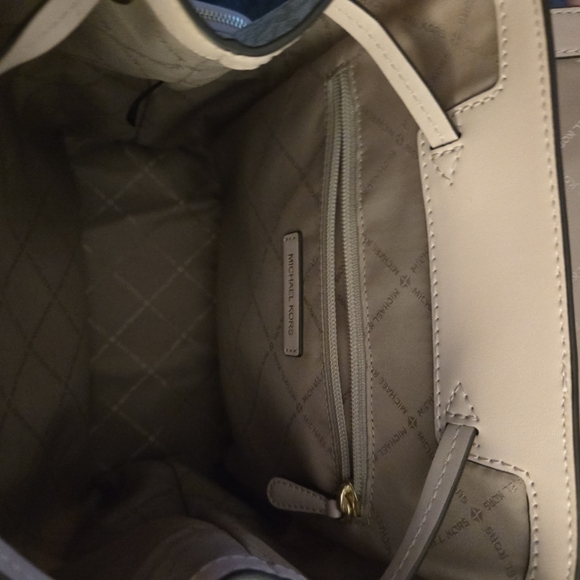 Michael Kors Jetset Large Logo Backpack in Blush - Picture 4 of 5